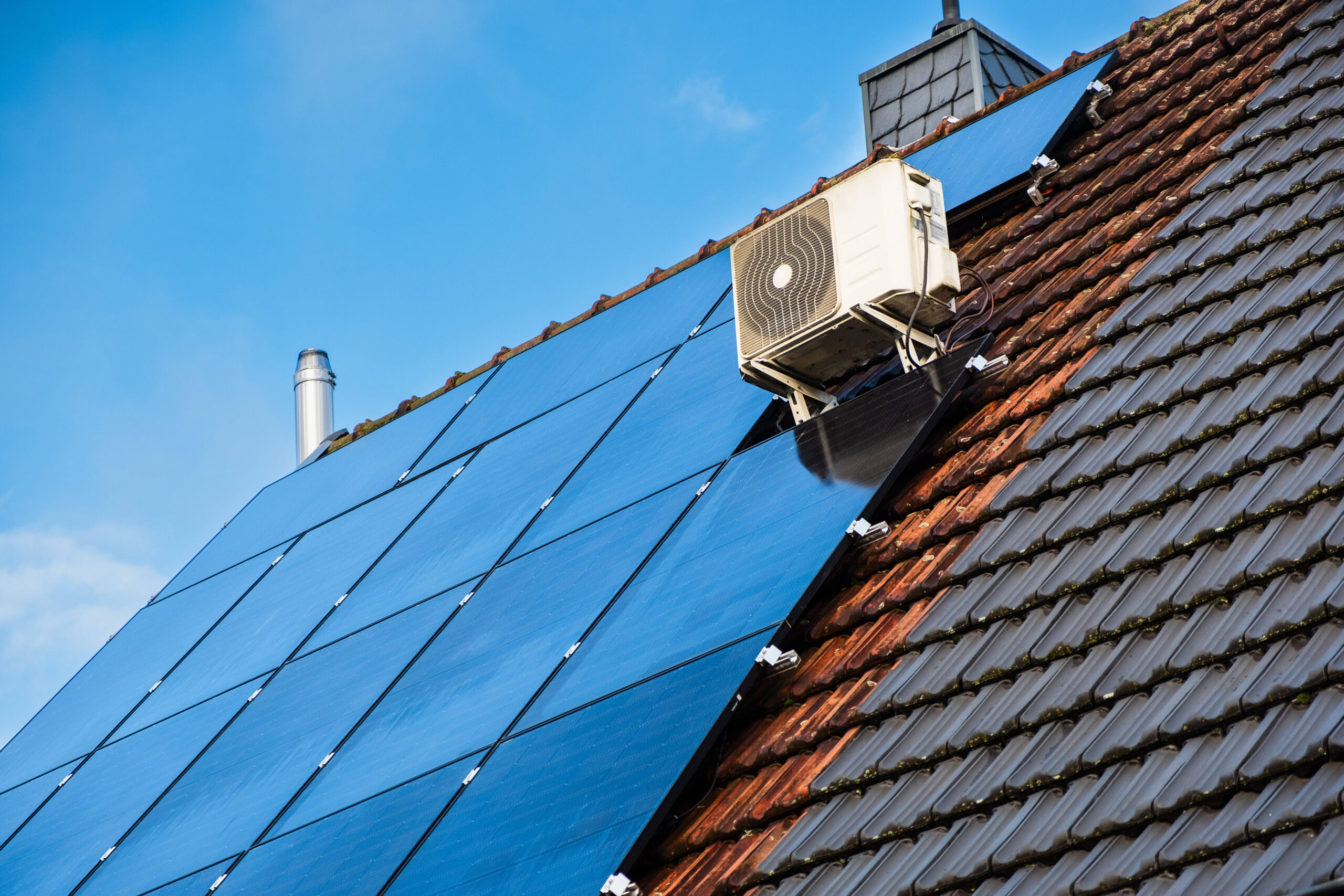 Solarpanele und Klimaanlage auf dem Dach eines Einfamilienhaus in Essen, Deutschland Essen Nordrhein-Westfalen Deutschland *** Solar panels and air conditioning on the roof of a detached house in Essen, Germany Essen North Rhine-Westphalia Germany